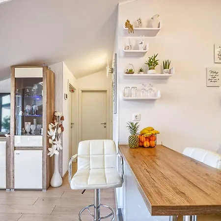 Apartman Bela ***** *