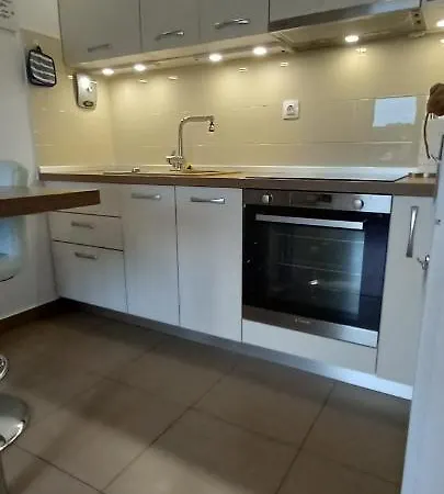 Apartman Bela ***** *
